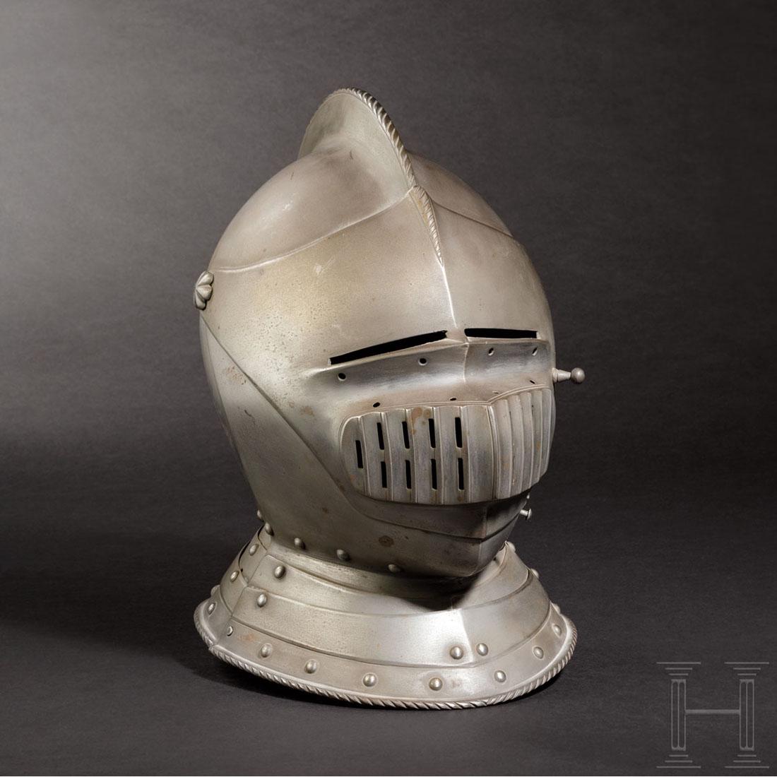 A close helmet, historicism in the style around 1600: Zweiteilig gearbeitete Kalotte mit hohem, geschnÃ¼rltem Kamm. Im Nacken vernietete eiserne FederbuschtÃ¼lle. AufschlÃ¤chtiges "Affenvisier" mit getrennten Augenschlitzen und AtemÃ¶ffnungen, re
