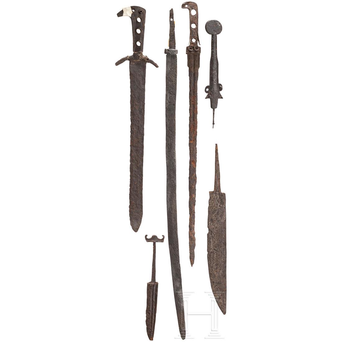 An Avar sabre, a medieval knife and much more: Vermutlich awarischer SÃ¤bel, 9./10. Jhdt., schlanke, eiserne RÃ¼ckenklinge, Griffzwinge, der Griff in Acryl rekonstruiert. LÃ¤nge 80,5 cm. Sehr selten. Mittelalterliches Messer, 12./13. Jhdt.,