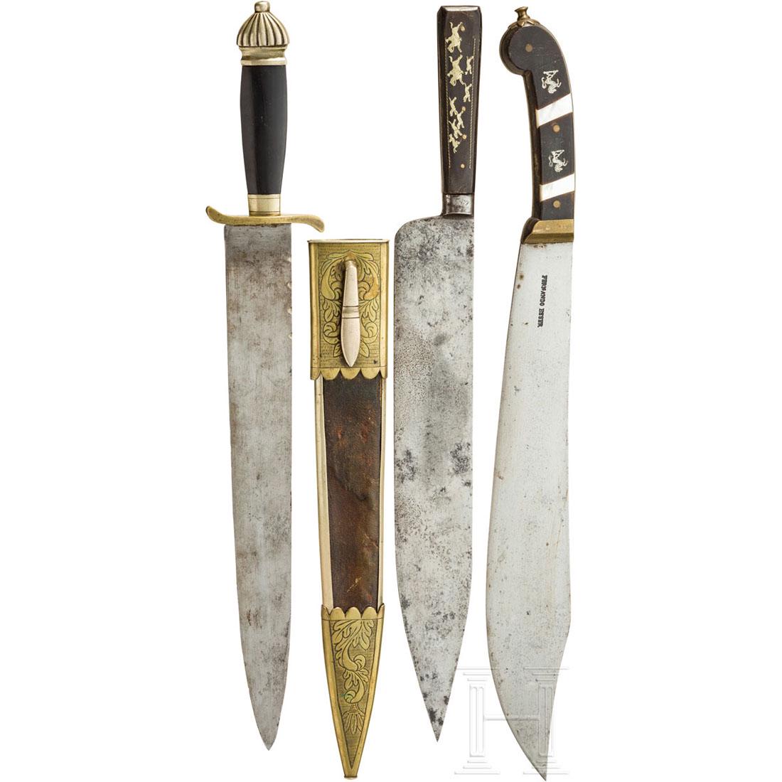 Two machetes and a dagger knife, 19th century: Zur Spitze verbreiterte, am Ansatz mit "Fernando Esser Elberfeld" gestempelte RÃ¼ckenklinge. In Perlmutt und Neusilber eingelegte, verschraubte, leicht gebogene Horngriffschalen. LÃ¤nge 48,7 cm. D