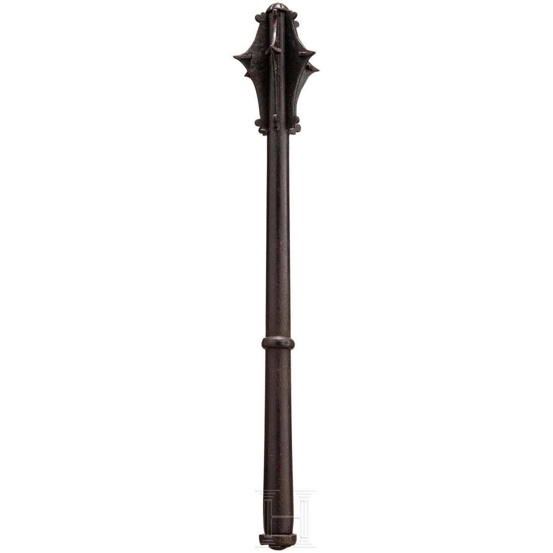 A mace, Historism in the style of the 1st half of the: Sechskantiger Schlagkopf, die eingesteckten BlÃ¤tter mit verstÃ¤rkten Spitzen. Hohl gearbeiteter, leicht konischer Schaft, mittig ein aufgesetzter Ring, darÃ¼ber doppelte Lochung fÃ¼r den Fang