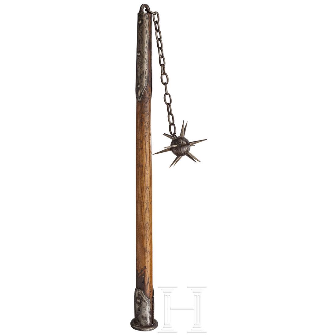 A war flail, Historicism in the style of the 16th/17th: Gusseiserne Kugel mit eingegossenen, eisernen Spitzen, Ã–se mit anhÃ¤ngender Kette. KrÃ¤ftiger Schaft aus Eichenholz, an der Oberseite krÃ¤ftige Ã–se mit zwei breiten Schaftfedern. Knauf m