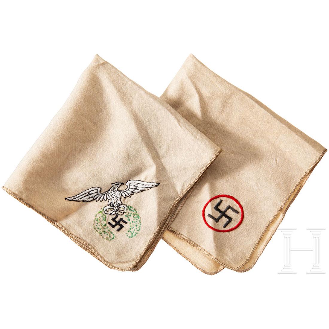 Zwei Propaganda-TaschentÃ¼cher vor 1933: Identisch aus hellbraunem Tuch gefertigt, ein Exemplar mit in Schwarz/WeiÃŸ/GrÃ¼n gesticktem Parteiadler in alter Form auf Hakenkreuz-Kranz, das andere mit Hakenkreuz in rotem Kreis. MaÃŸe ca. 2