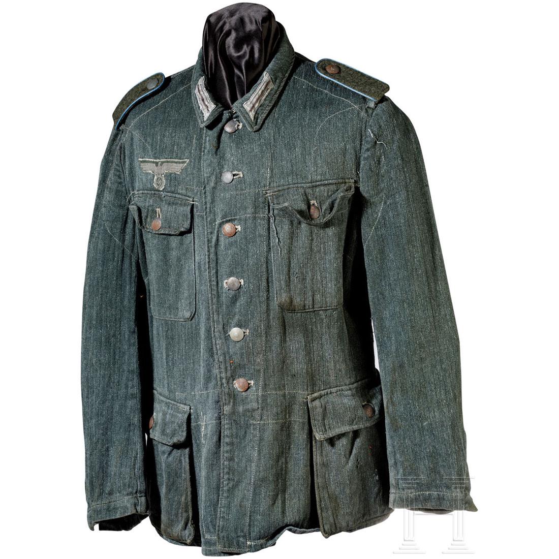 Drillichfeldbluse M 43: Feldgrauer Drillich mit blaugrauen KnÃ¶pfen an Ringbefestigung, ungefÃ¼ttert, mit InnenverstÃ¤rkungen aus grÃ¼nlicher Kunstseide, originalvernÃ¤hte Kragenspiegel und Brustadler. Neuzeitliche