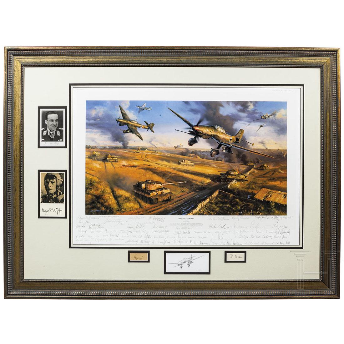 Schlacht bei Kursk 1943 - Gedenkrahmen mit Autographen: Neuzeitlicher Farbdruck, bezeichnet "Nicolas Trudgian 98". Dazu umlaufend, teilweise unter Passepartout, Nachkriegsautographen von Hans-Ulrich Rudel und anderen. Im Profilrahmen, unter Glas. Gebrauchs