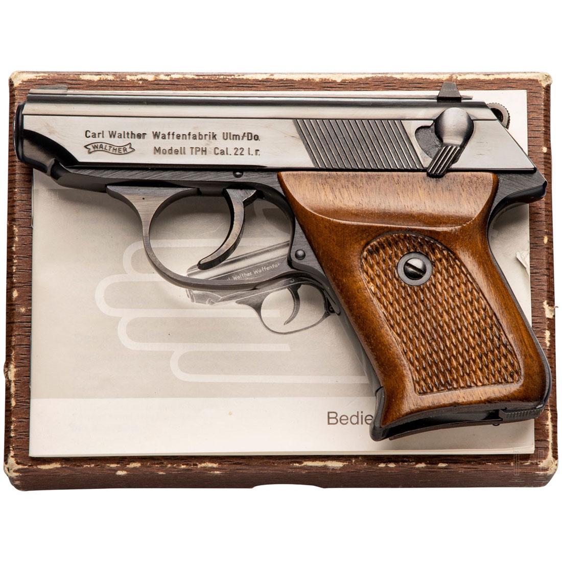 Walther Mod. TPH, im Karton: Kal. .22 l.r., Nr. 281823, Blanker Lauf. SechsschÃ¼ssig. Beschuss. Standardbeschriftung. VollstÃ¤ndige, originale BrÃ¼nierung am Verschluss, DuralgriffstÃ¼ck schwarz eloxiert. Nussholzgriffsch