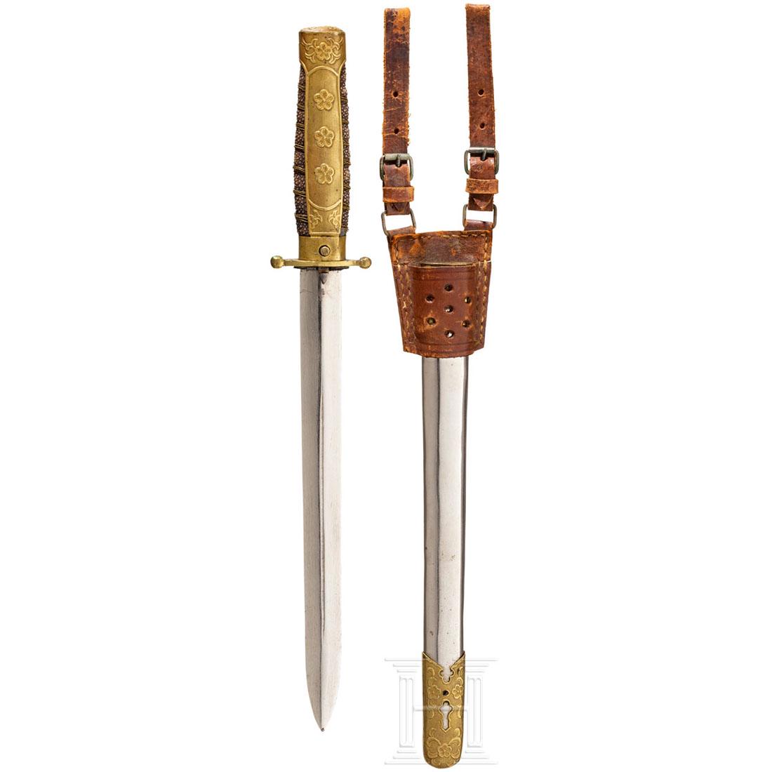 Japan - Dagger for officers of the Imperial Army, 2nd: Vernickelte Stichklinge. Messingkappe mit reliefiertem Blumendekor und beidseitigen GriffbÃ¤ndern, ldetes, Fischhauthilze mit Drahtwicklung, Arretierknopf. Vernickelte Scheide mit reliefierten Messi
