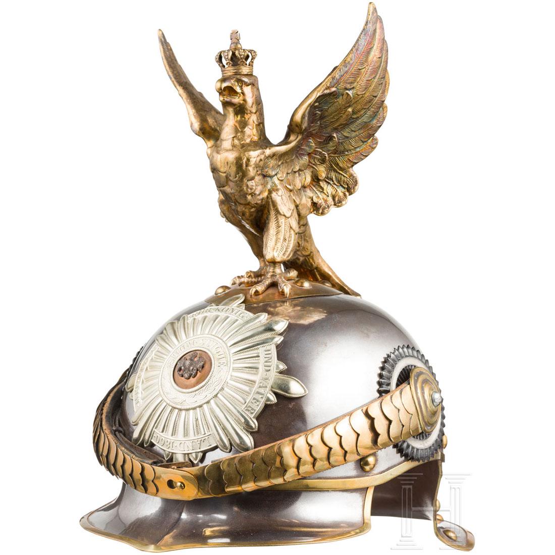 Helmet M 1889 for members of the Leibgendarmerie: Sammleranfertigung der ParadeausfÃ¼hrung. Polierte Stahlglocke mit Messingeinfassungen und -nieten, Gardestern aus Neusilber, konvexe, lederunterlegte Messingschuppenketten, Mannschaftskokarden aus 