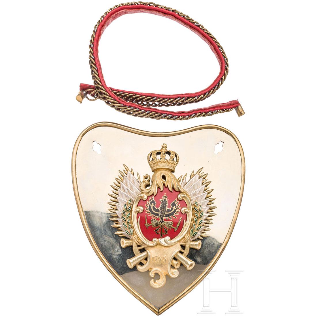 Gorget for officers in the cuirassier regiment: Sammleranfertigung. Neusilber mit Buntmetalleinfassung, dreifach verschraubte, vergoldete TrophÃ¤enkartusche mit Jahreszahl "1745", rotem Emaillemedaillon, darauf der schwarz-goldene Adler. Rotes Tu