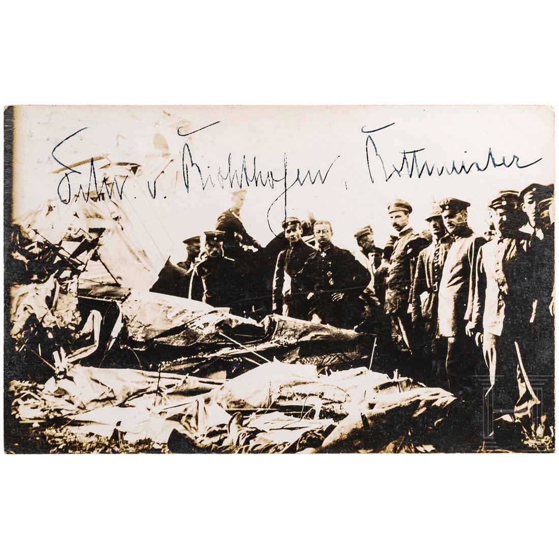 Manfred von Richthofen (1892 - 1918) - photo card with: Die Fotokarte mit in Tinte verfasster Widmung, MaÃŸe ca. 13,5 x 8,5 cm, rs. AK-Einteilung und unbeschrieben. Rittmeister Manfred von Richthofen erhielt den Orden Pour le MÃ©rite nach seinem 16. Lu