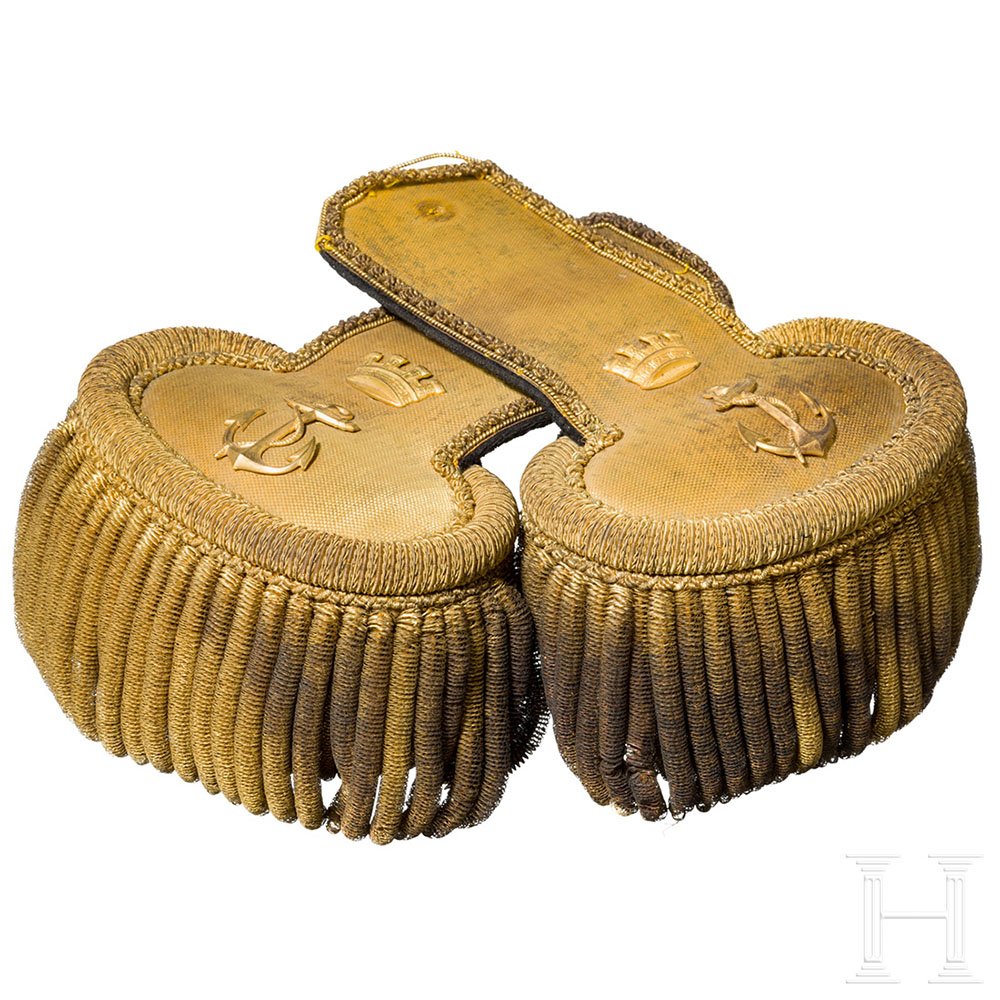 A pair of epaulettes from an Italian naval officer,: Goldenes Tressenfeld und Schieber, Halbmonde aus goldener Krauskantille, goldener Kantillenbehang. Vergoldete Metallauflagen eines Ankersymbols unter Mauerkrone. Schwarzes Samtfutter mit aufgedrucktem