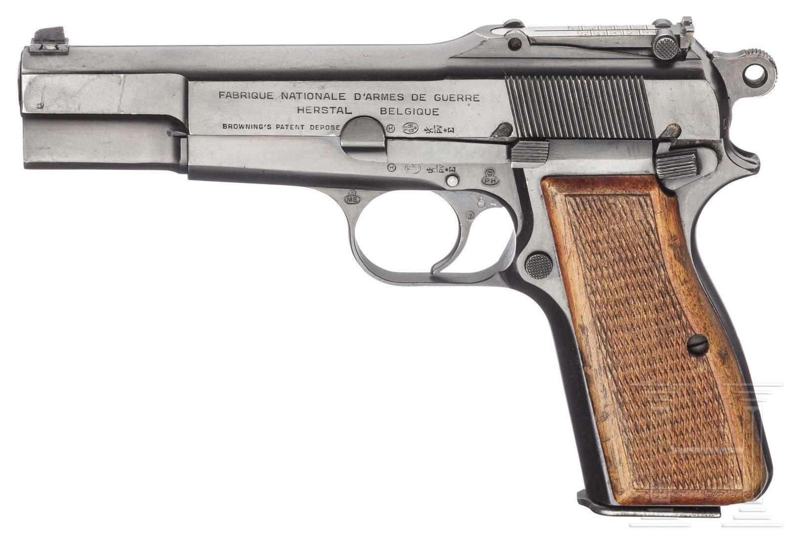 FN GP (Grand Puissance) Mod. 35: Kal. 9 mm Luger, Nr. 19586, Nummerngleich. Lauf leicht rau. 13-schÃ¼ssig. GÃ¼ltiger Beschuss. Schiebevisier skaliert 50 - 500. Nut fÃ¼r Anschlagschaft. Dreizeilige Standardbeschriftung. Div. mil