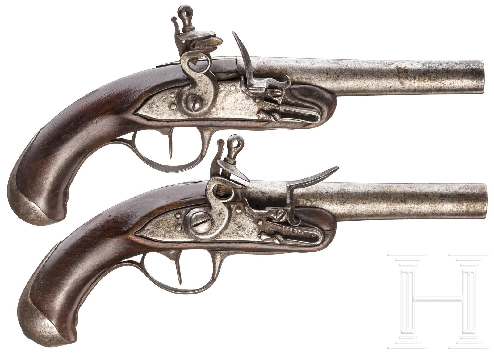 A pair of navy (?) flintlock pistols, similar to M 1822: Konische, glatte LÃ¤ufe im Kaliber 15 mm ohne Visierung. Eiserne SteinschlÃ¶sser (ein Hahn rastet nicht) mit Nussholz-HalbschÃ¤ften und glatten Eisengarnituren. Vorderschaft jeweils mit kleinem 