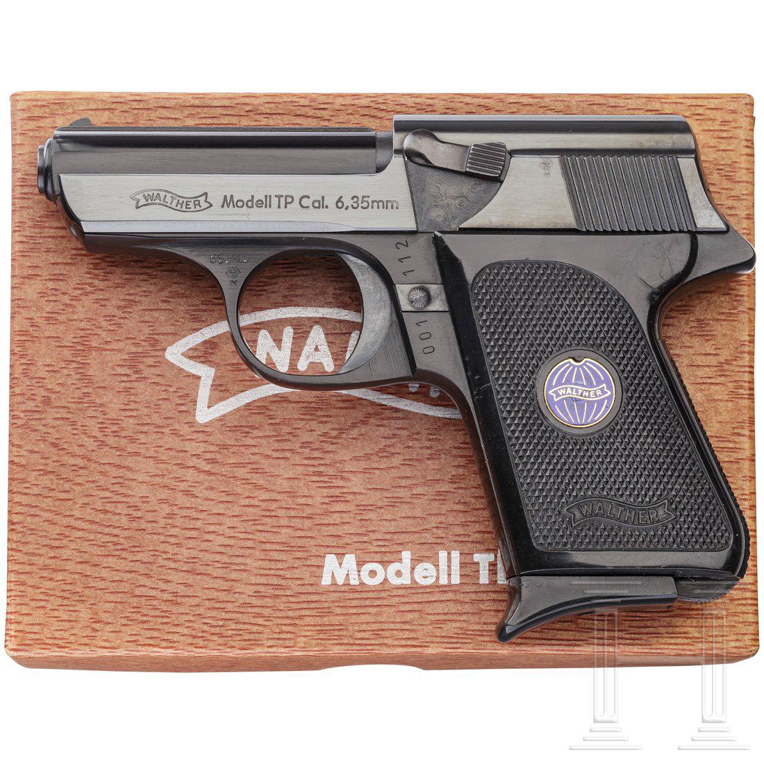 A Walther Mod. TP, new in box: Kal. 6,35 mm Brown., Nr. 001112, Blanker Lauf. SiebenschÃ¼ssig. Beschuss 1966. Signalstift. Einzeilige Standardbeschriftung. DuralgriffstÃ¼ck. VollstÃ¤ndige, originale HochglanzbrÃ¼nierung bzw