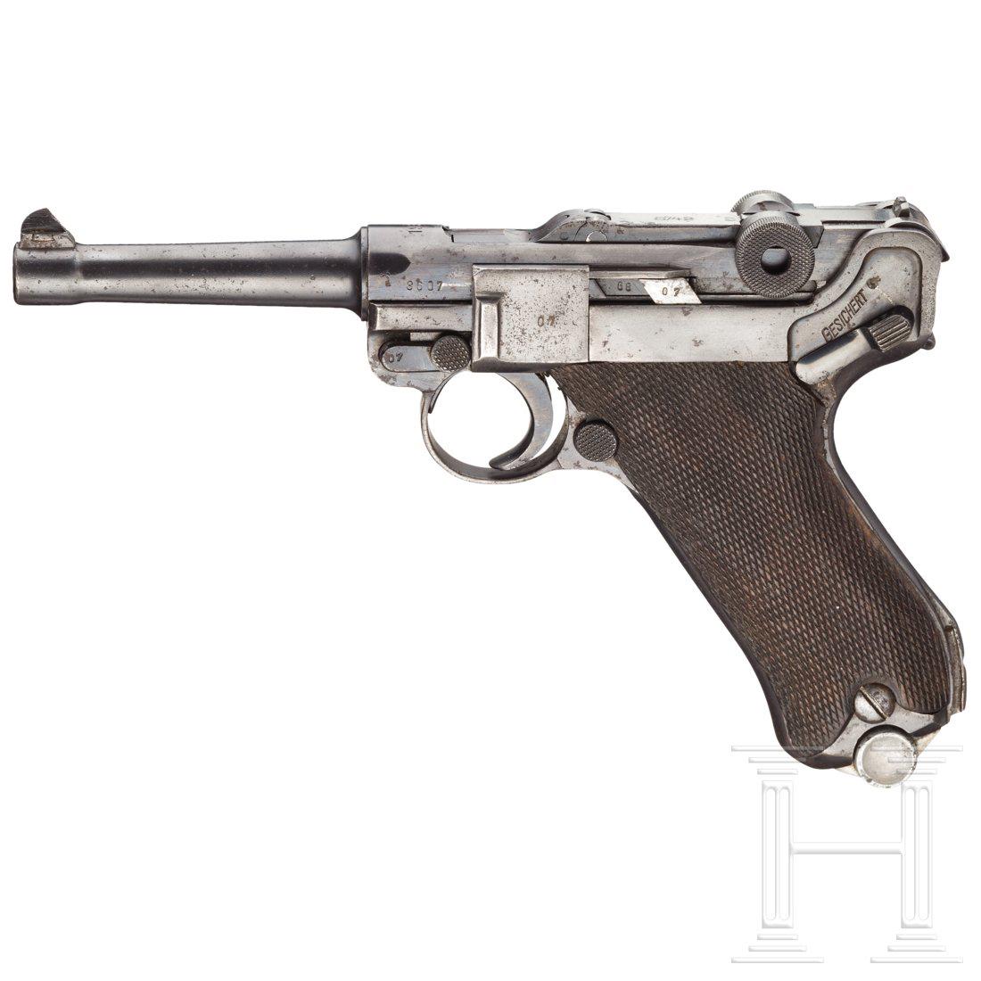 Mauser P 08, Code "1937 - S/42": Kal. 9 mm Luger, Nr. 8607y. Nummerngleich inkl. Schlagbolzen und Griffschalen bis auf Abzugsstange und Verbindungsbolzen. Lauf schwach matt. Dt. Beschuss. Div. Abnahmen Adler/63. Teilweise Ã¼berarbe