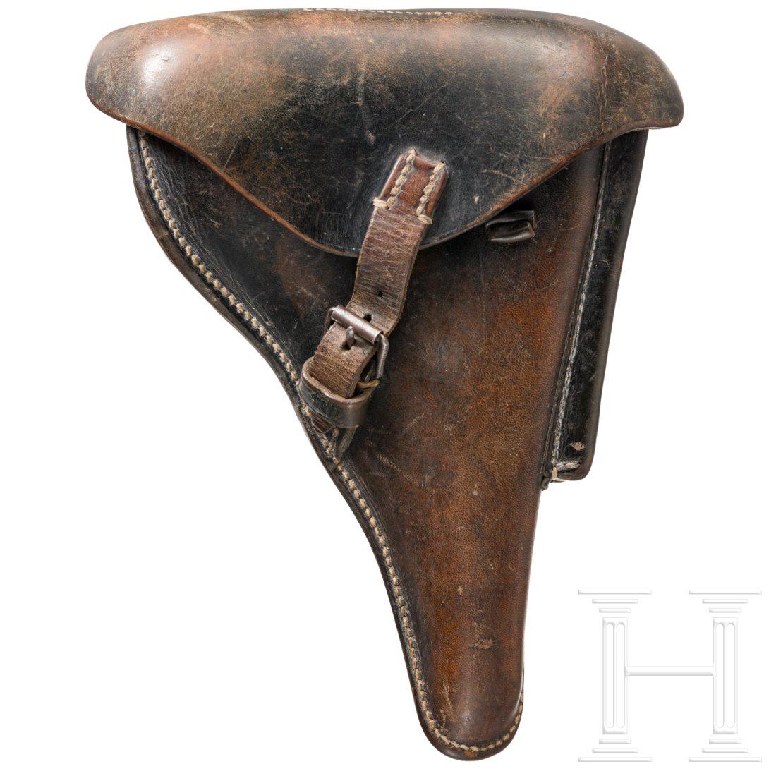 Tasche fÃ¼r P. 08, Wehrmacht: Aus sehr krÃ¤ftigem, dunkelbraunem Rindsleder, am RÃ¼cken Hersteller "C. Heinichen / Dresden / 1936", Abnahme Adler/WaA142. Die weiÃŸen NÃ¤hte und Zugriemen in Ordnung. Tragespuren. Condition: