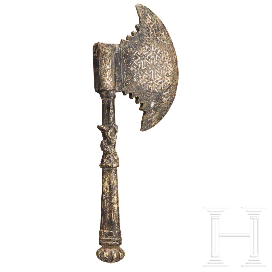A Seljukid silver-inlaid ceremonial bronze axe,: Zweiteilig geschmiedete Bronzeaxt. Halbrundes Blatt mit beidseitig reichem, graviertem Rankendekor sowie silber- und kupfereingelegtem, geometrischem Dekor. Silbereingelegte, quadratische TÃ¼lle. An