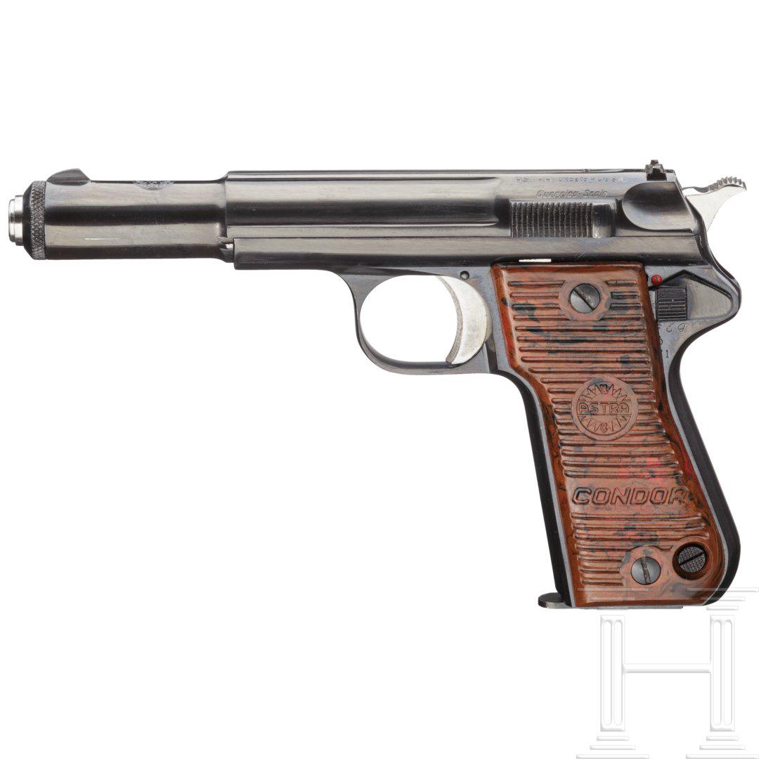 An Astra M 800 "Condor": Kal. 9 mm Luger, Nr. 831424, nummerngleich. Blanker Lauf, LÃ¤nge 135 mm. AchtschÃ¼ssig. Beschuss. Fertigung 1968. Auf dem Verschluss Firmierung und Modell. VollstÃ¤ndige, originale HochglanzbrÃ
