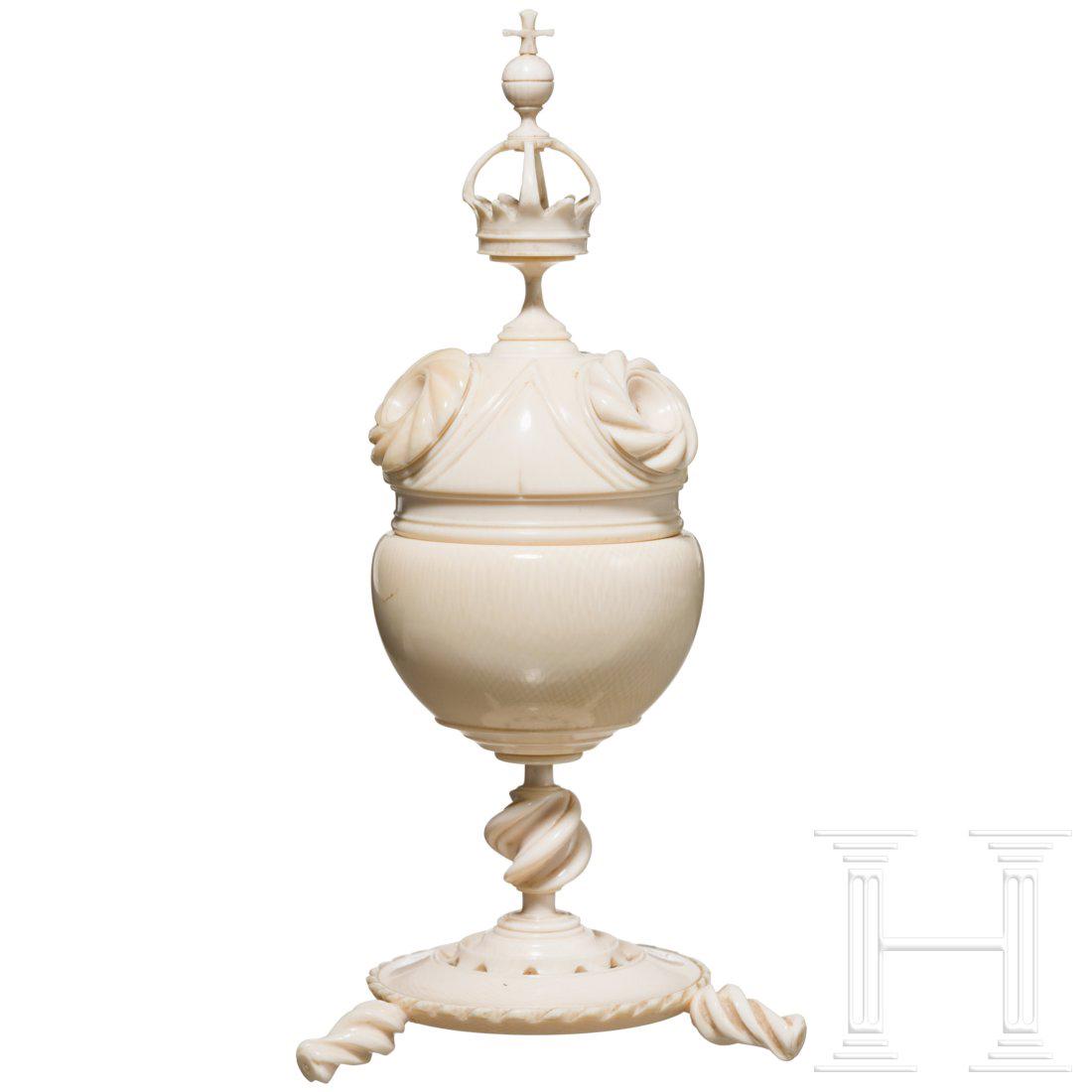 A probably South German finely turned ivory: Smaller traces due to age. Minimally restored. Height 17 cm. Attention - shipping to non-EU countries subject to CITES. Condition: I - II