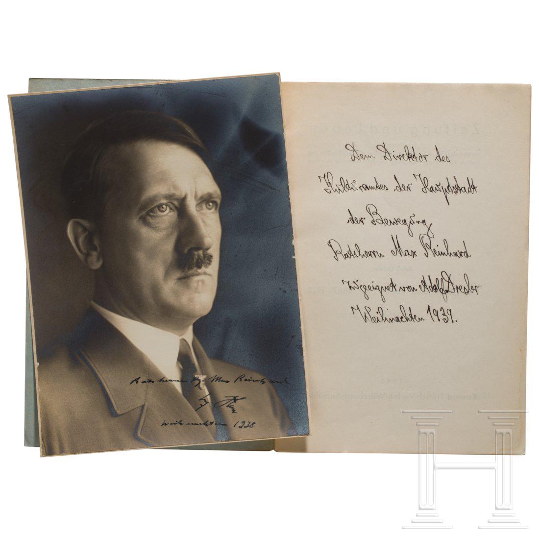 Max Reinhard - Widmungsfoto Hitlers an den MÃ¼nchner: GroÃŸformatiges Portraitfoto in Zivil, am Unterrand Tintenautograph "Ratsherrn Pg. Max Reinhard - Adolf Hitler - Weihnachten 1938". 23 x 17 cm. Auf Karton. Dazu "Der 'MÃ¼nchner Beobachter' 1887-19