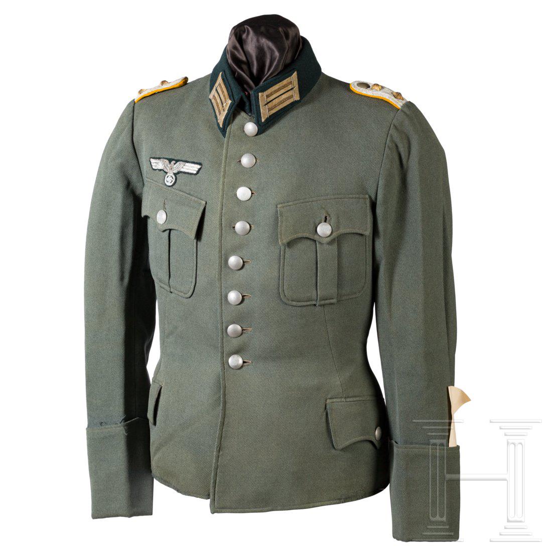 Rock alter Art eines Rittmeisters der Kavallerie: MaÃŸanfertigung aus feldgrauem Gabardine mit dunkelgrÃ¼nem Kragen und feldgrauen KnÃ¶pfen. Das grÃ¼ne Seidenfutter mit Durchlass fÃ¼r die Seitenwaffe. Silbern gestickter Brustadler und Krage