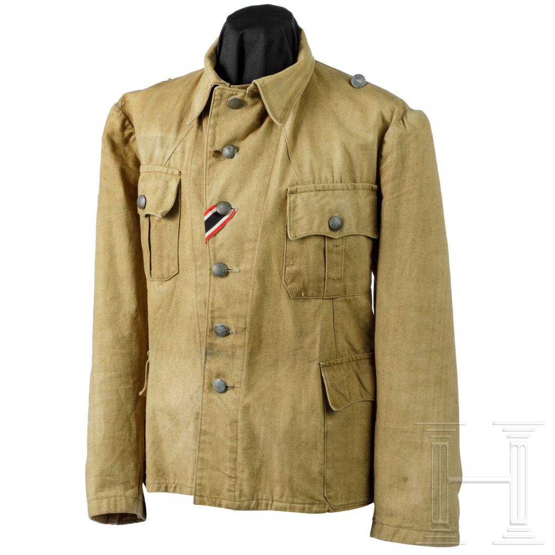 An army summer or tropical jacket: UngefÃ¼ttert aus sandfarbenem Leinen mit vernÃ¤hten feldgrauen KnÃ¶pfen. Unbekannte Stempelung (BeutestÃ¼ck?). Effektensitzspuren. LÃ¶cher in Knopfleiste und RÃ¼ckenteil. Condition: II - I