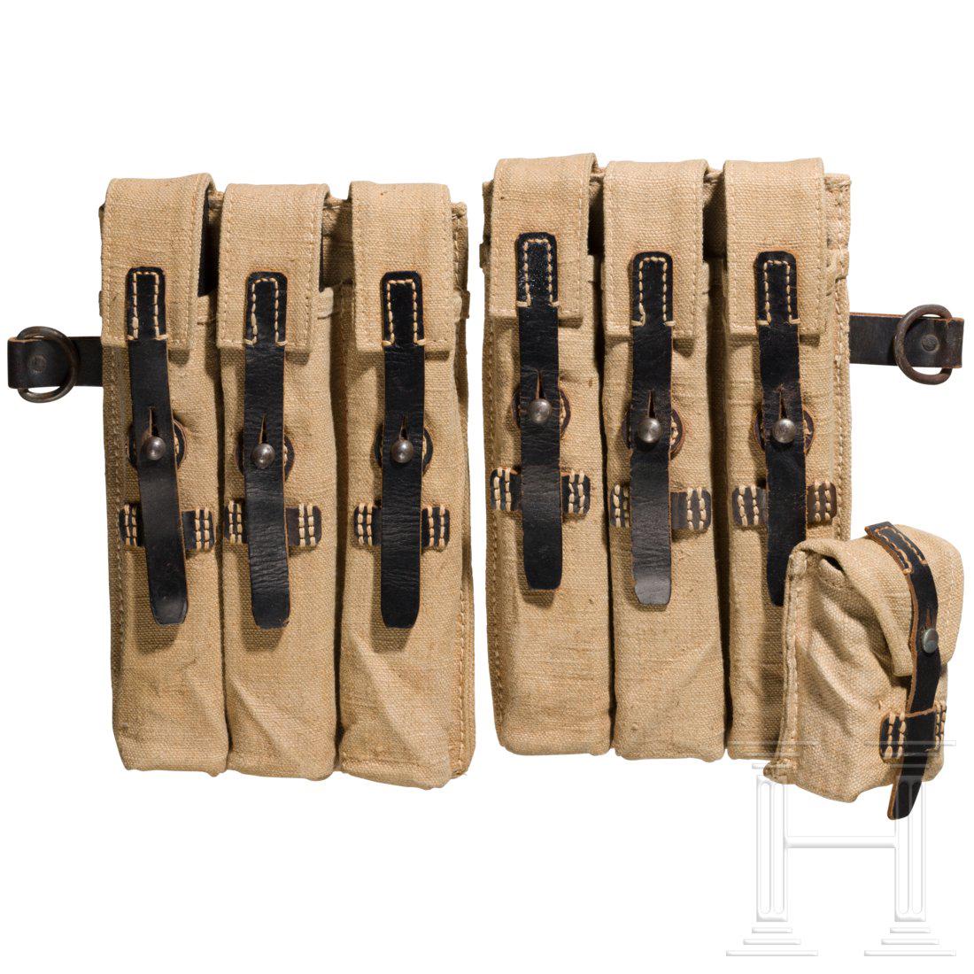 A pair of magazine pouches for the MP 38/40: Jeweils zur Aufnahme von drei Magazinen aus sandfarbenem Leinen mit schwarzer Belederung, eine mit seitlicher Tasche fÃ¼r den Lader, die Koppelschlaufen punziert "clg 43" mit WaA-Abnahme und "MP 38 