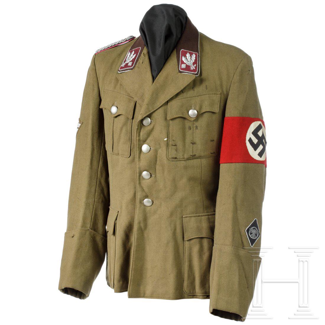 Dienstanzug fÃ¼r einen ObergruppenfÃ¼hrer: Die Jacke aus dem typischen grÃ¼nfarbenen Wollstoff mit braunem Kragen, vernÃ¤hte SchulterstÃ¼cke fÃ¼r den Dienstrang eines ObergruppenfÃ¼hrers. Einzelnes vernÃ¤htes SchulterstÃ¼ck fÃ¼