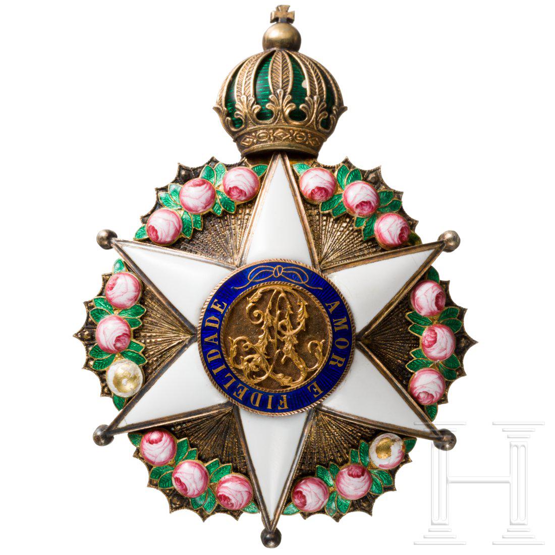 Imperial Order of the Rose a Commander's Breast Star: Silber, vergoldet. Brillantierter Korpus mit aufgelegtem emaillierten Ordenszeichen und emailliertem, teils in Emailmalerei ausgefÃ¼hrtem Rosenkranz (Fehlstellen/BeschÃ¤digungen), hohl verbÃ¶det