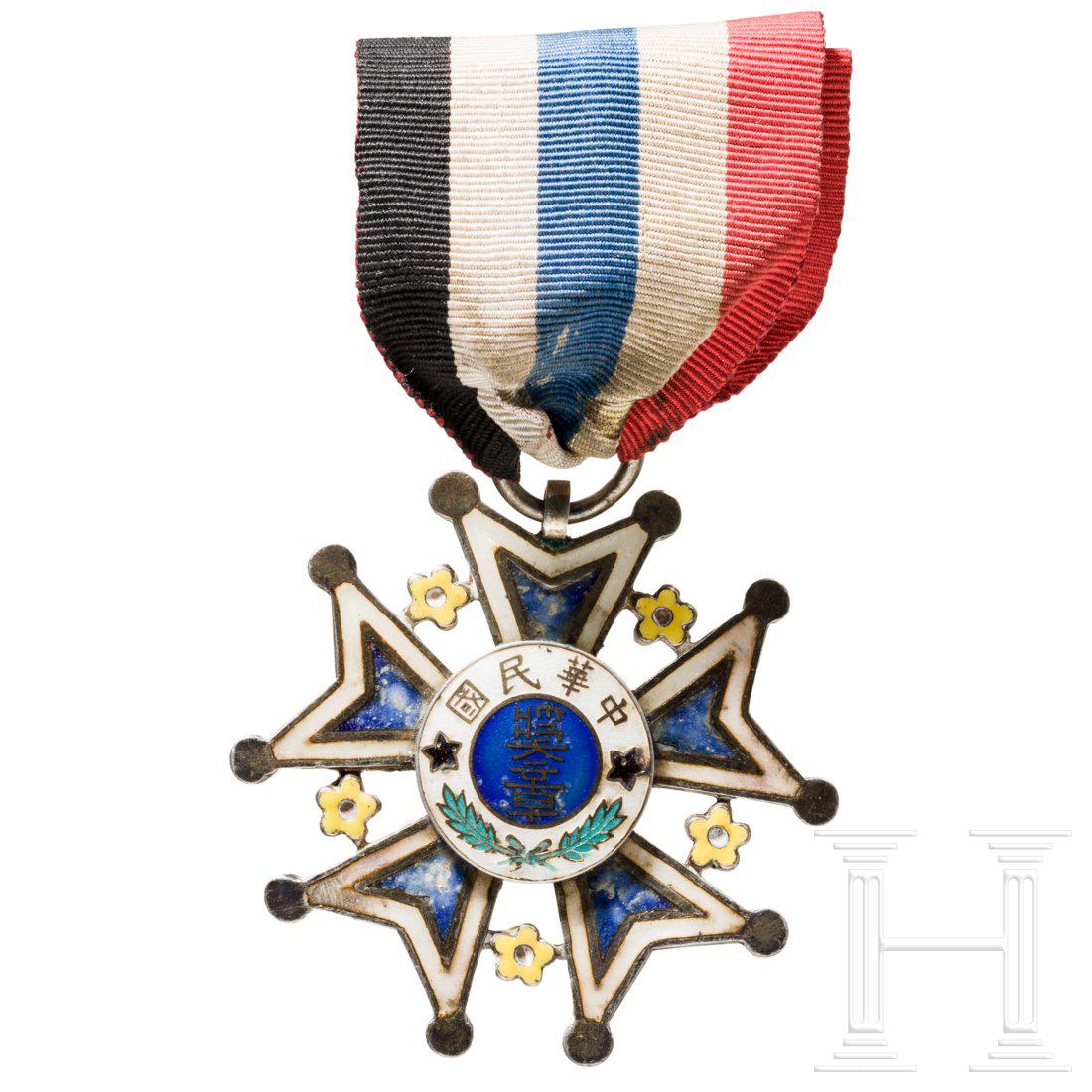 A Medal of Merit 2nd class of the Republic, Chinese: FÃ¼nfarmiges, farbig emailliertes Kreuz aus Silber, das blaue Medaillon mit weiÃŸer Einfassung, rÃ¼ckseitig chinesische Punzierung. Sehr einfach bzw. nachemailliert, nicht dazugehÃ¶riges Band.