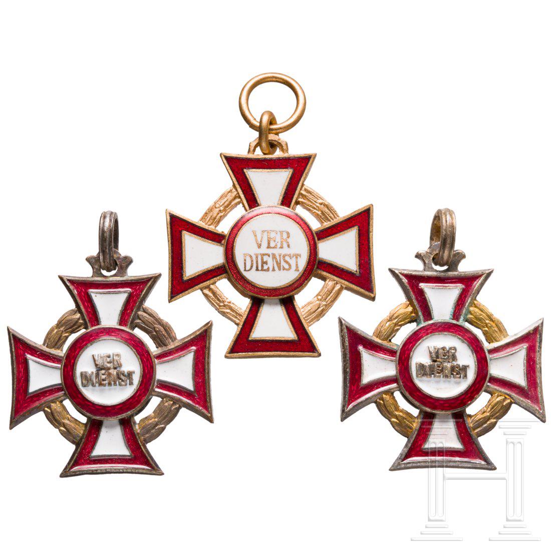 Military Cross of Merit - three awards: Die drei Kreuze jew. 3. Klasse mit KD, in varianter Fertigung nach dem Weltkrieg. In unterschiedlicher Erhaltung. Condition: II