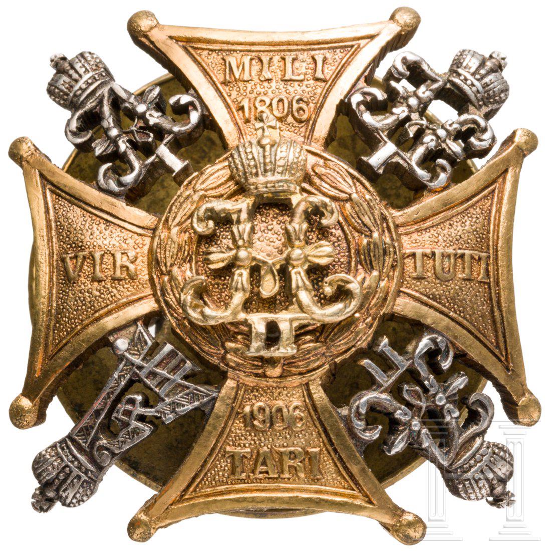 A Russian anniversary badge of the Imperial Guard: Bronze, teils vergoldet und versilbert. RÃ¼ckseitig Schraubscheibe mit Herstellerstempel â€žE. Kortman". MaÃŸe 35 x 35 mm. Condition: II