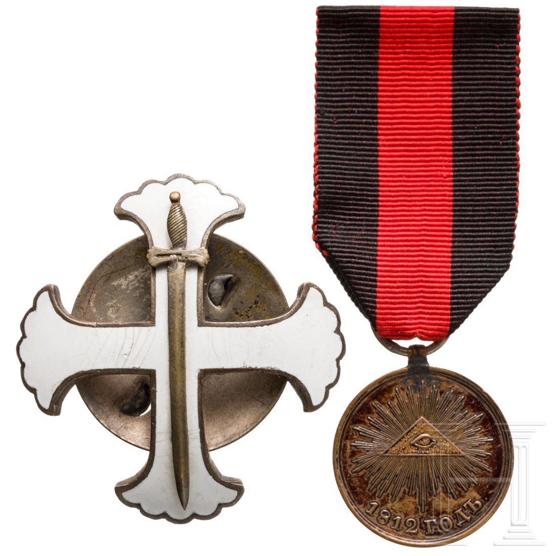 A Badge of the Life Guard Semenovsky Regiment, Russia,: Messing, versilbert, teils emailliert. Schwert mit kleiner Reparaturstelle. Kleine Haarrisse in der Emaille. RÃ¼ckseitig Schraubscheibe. MaÃŸe 49 mm. Selten. Dazu die Medaille zur Erinnerung an de