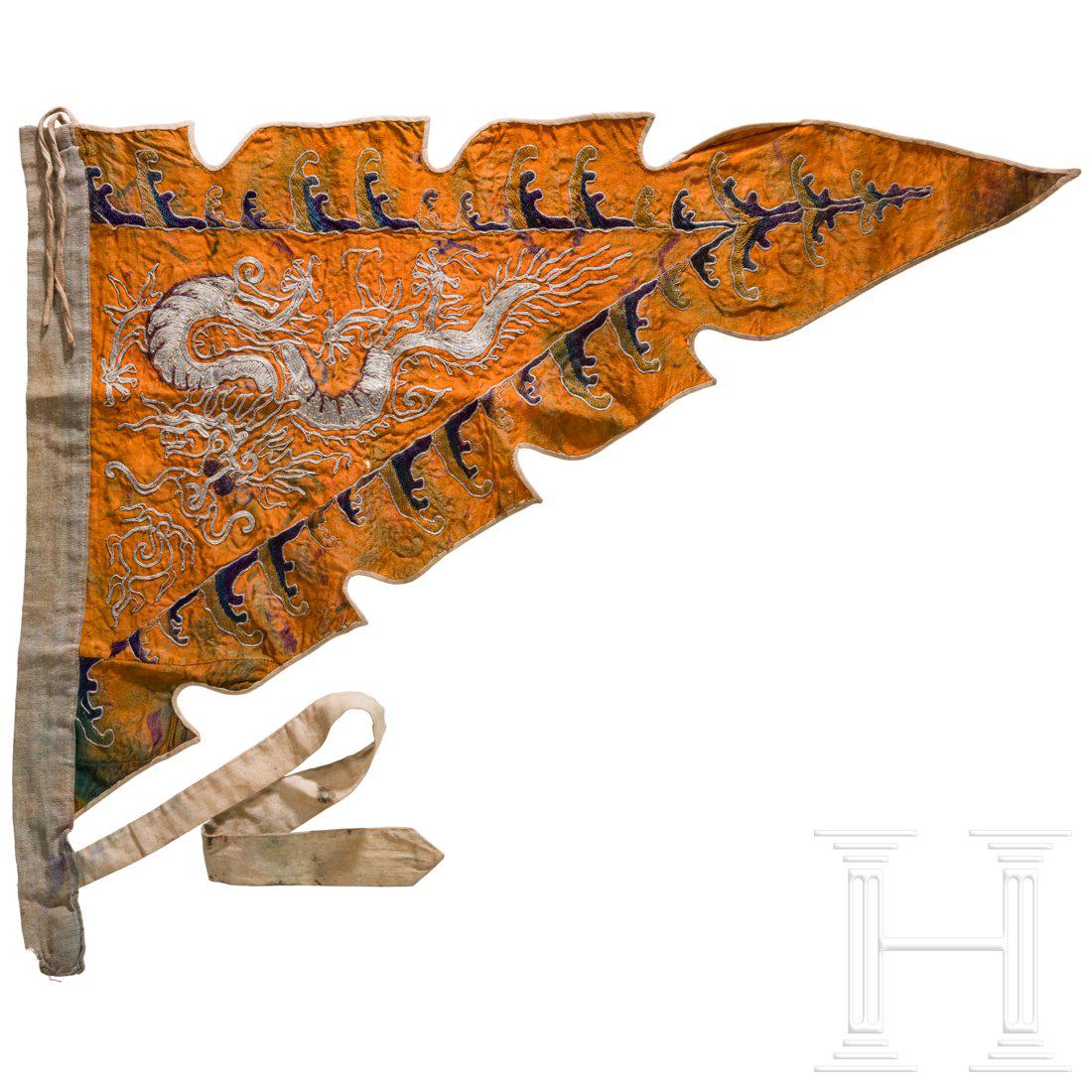 A lance flag with Imperial Dragon, Qing Dynasty: Mehrlagiges oranges Seidentuch, beidseitig farbig bestickt. Kaiserlicher Drache aus kunstvoll aufgenÃ¤htem Silberlahn. Seitliche Einfassung aus Leinentuch, BefestigungsbÃ¤nder. Etwas fleckig, Gebr