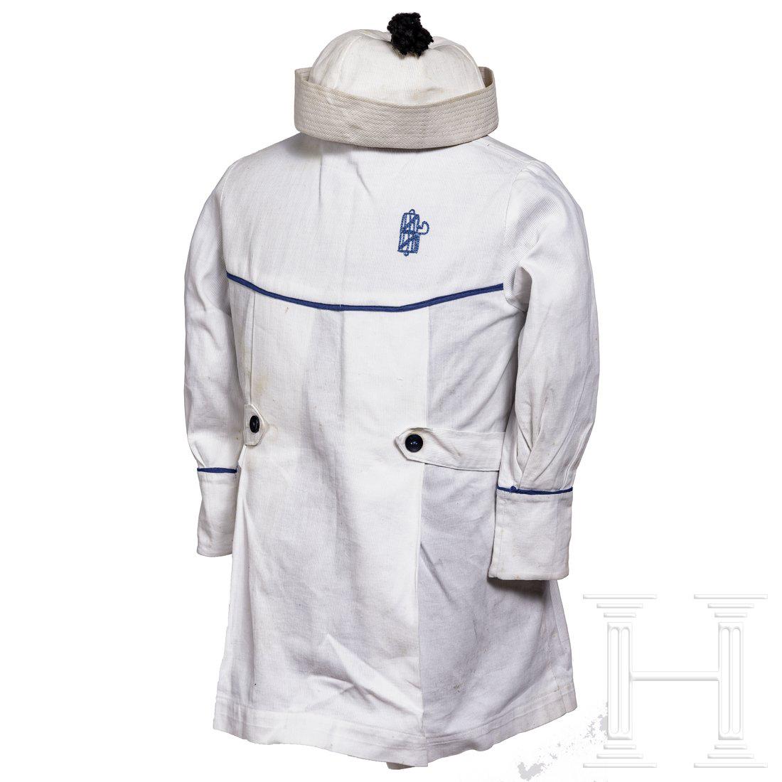 A fascist children's uniform of the summer colonies,: Matrosenhemd aus fein geripptem weiÃŸen Baumwolltuch (stellenweise gedunkelt), auf der Brust das blaue, aufgelegte Fascis-Symbol. Dazu eine MatrosenmÃ¼tze aus gleichem Tuch mit schwarzer Quaste un