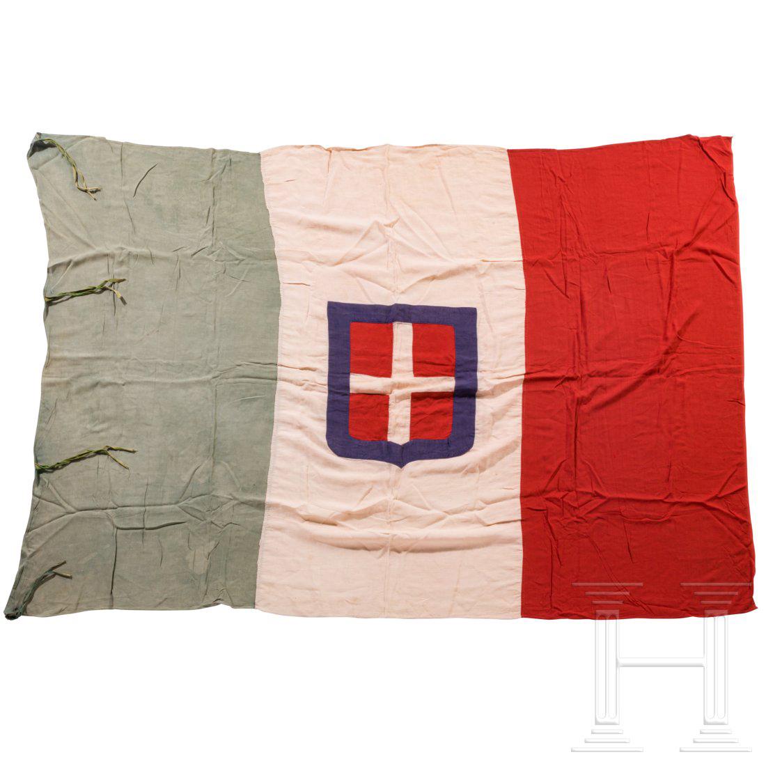 An Italian flag, 20th century: Dreiteilig vernÃ¤htes Fahnentuch mit beidseitig aufgenÃ¤htem Savoyer Wappen. Partiell leicht beschÃ¤digt, Altersspuren. MaÃŸe ca. 140 x 180 cm. Condition: II