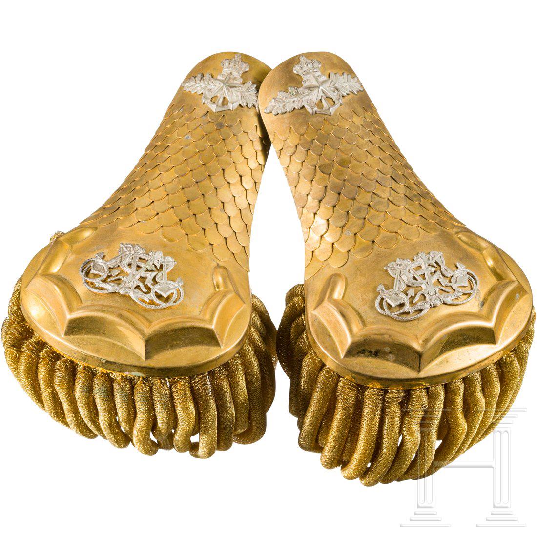 Two pairs of epaulettes for high-ranking naval: Ein Paar Epauletten fÃ¼r einen SanitÃ¤tsoffizier der Marine mit geschupptem, vergoldetem Messingschieber und aufgelegtem, silbernem Ã„skulapstab, am anderen Ende die silberne Auflage fÃ¼r all