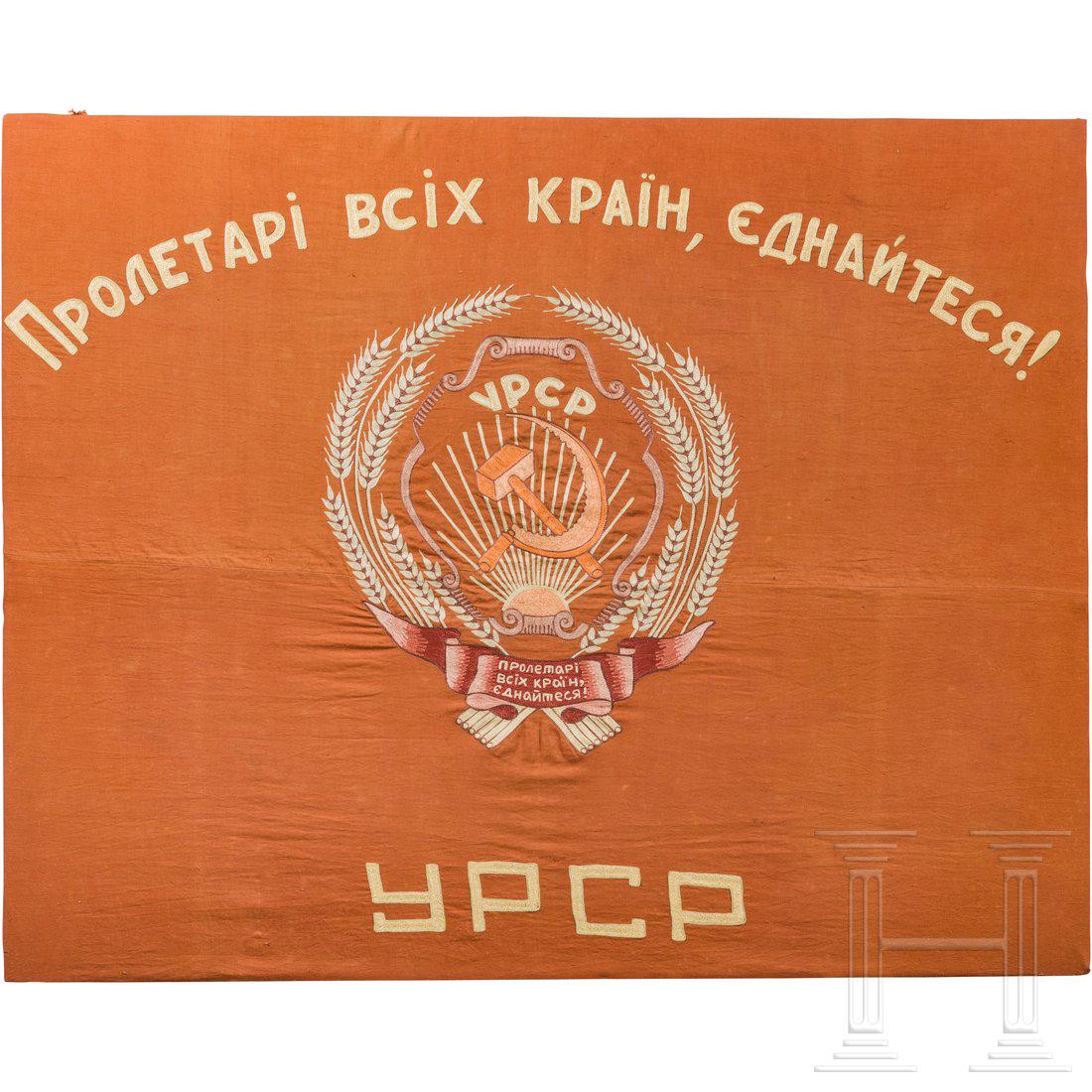 A Ukrainian flag, 1st half 20th century: Zweiteilig vernÃ¤htes rÃ¶tliches Baumwolltuch, mit farbigen SeidenfÃ¤den bestickt. Im Zentrum das Wappen der Ukraine, darÃ¼ber der Schriftzug â€žProletarier aller LÃ¤nder vereinigt euch�