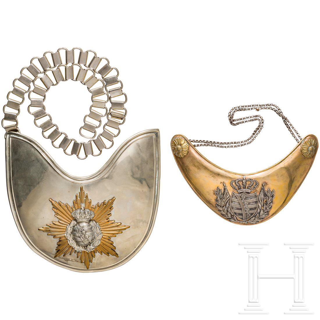 Two gorgets, 19th / 20th century: Ringkragen fÃ¼r Mannschaften der Stabswachen aus Neusilber, aufgelegter Stern aus Tombak mit neusilberner Auflage des kÃ¶niglich-sÃ¤chsischen Wappens, Tragekette aus Neusilber (vgl. Kraus, Die f