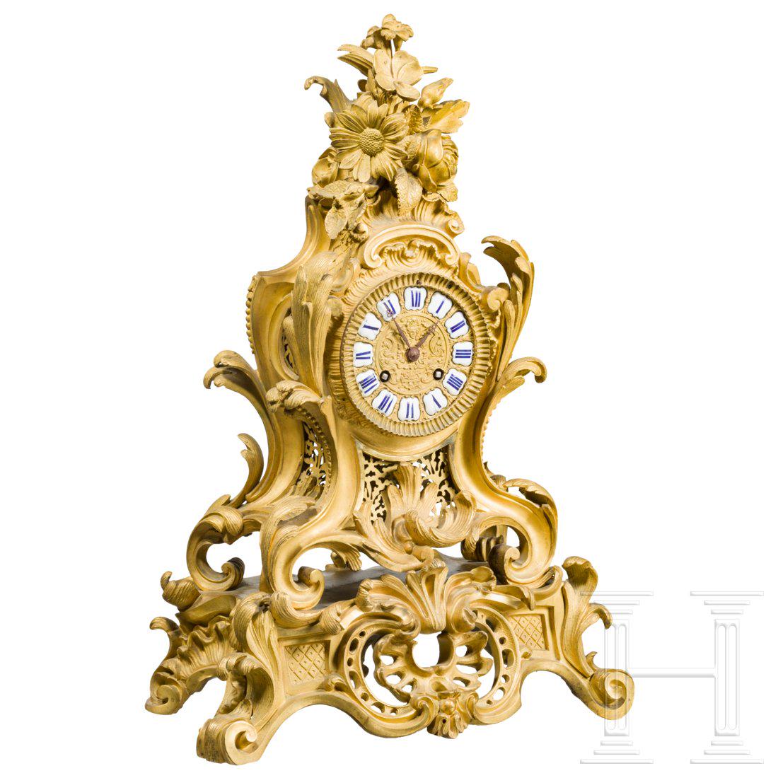 A French gilt mantel clock, 19th century: WeiÃŸ und blau emaillierte, rÃ¶mische Ziffern, eiserne Zeiger, Uhrwerk signiert "Boudin a Paris / 2185". Schweres, vergoldetes BuntmetallgehÃ¤use, im Neorokoko-Stil reich und fein reliefiert mit