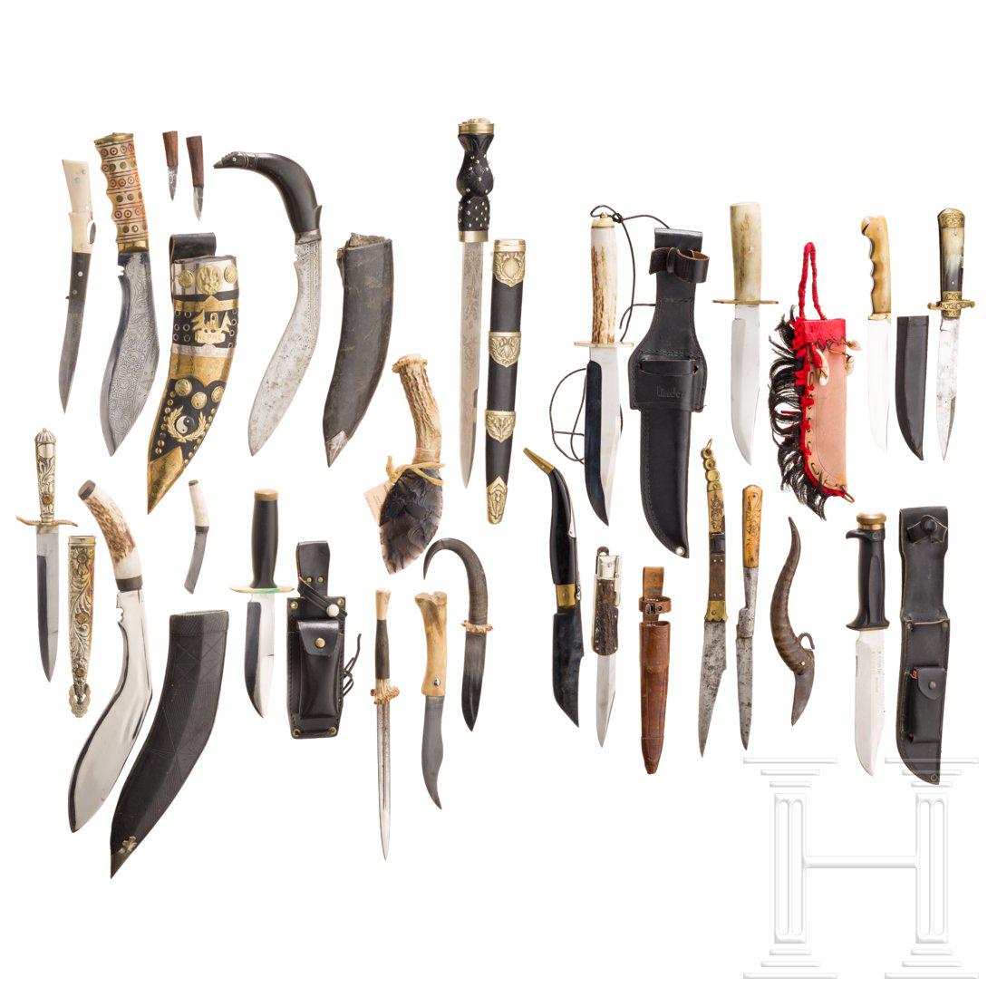 22 knives and daggers from Europe and Nepal, 19th/20th: Darunter ein schottischer Dirk, drei nepalesische Kukris, viele moderne taktische Messer in verschiedenen GrÃ¶ÃŸen, mit Lederscheiden u.v.m. LÃ¤ngen 5 bis 44 cm. Condition: I - II
