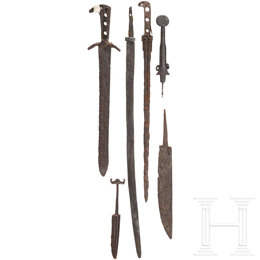 An Avar sabre, a medieval knife and much more: Vermutlich awarischer SÃ¤bel, 9./10. Jhdt., schlanke, eiserne RÃ¼ckenklinge, Griffzwinge, der Griff in Acryl rekonstruiert. LÃ¤nge 80,5 cm. Sehr selten. Mittelalterliches Messer, 12./13. Jhdt.,