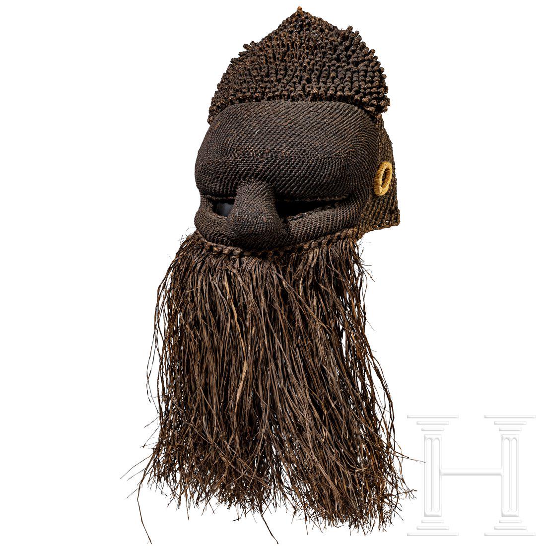 A web mask of the Salampasu tribe, Congo: Aus Pflanzenfasern geflochtene StÃ¼lpmaske in Form eines stilisierten menschlichen Gesichtes mit Knotenfrisur und voluminÃ¶sem Vollbart. HÃ¶he ca. 48 cm. Condition: II -