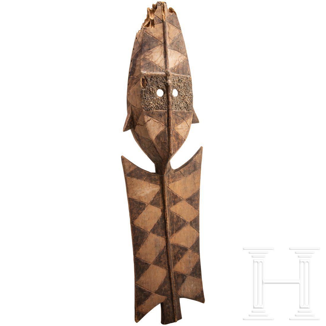 A large wooden mask of the Dogon tribe, Mali: HÃ¶lzerne Maske der westafrikanischen Dogon mit hohem, voluminÃ¶sem Kopf, darauf ein breiter, brettartiger Kopfschmuck. Der Kopf ausgehÃ¶hlt und im oberen Bereich schalenfÃ¶rmig gearbeitet. Ve