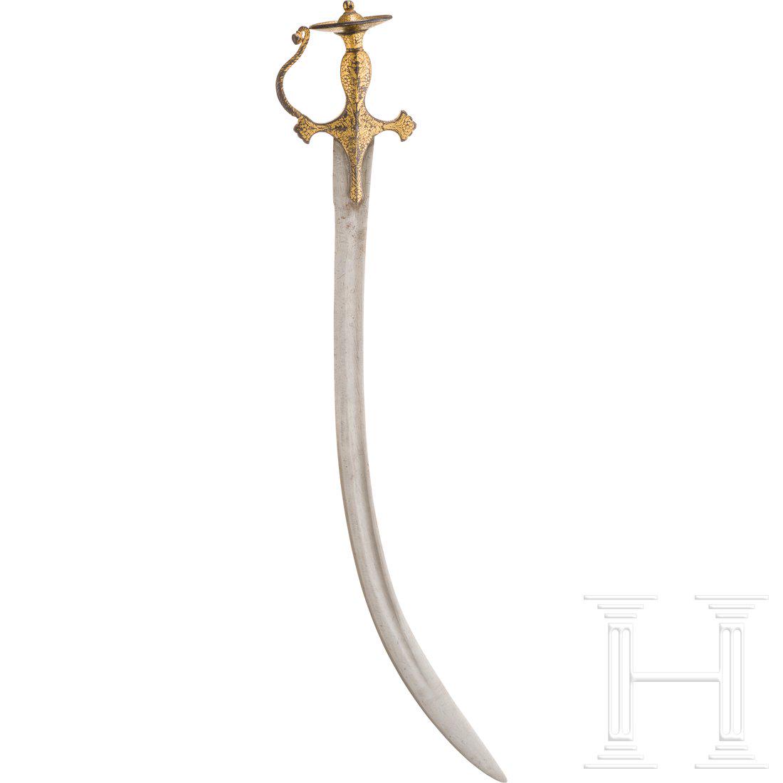 Goldtauschierter Tulwar, Indien, 18. Jhdt.: Beidseitig breit gekehlte RÃ¼ckenklinge mit zweischneidiger Spitze und floral goldtauschiertem (etwas beriebenem) BÃ¼gelgefÃ¤ÃŸ. LÃ¤nge 85 cm. Condition: II -