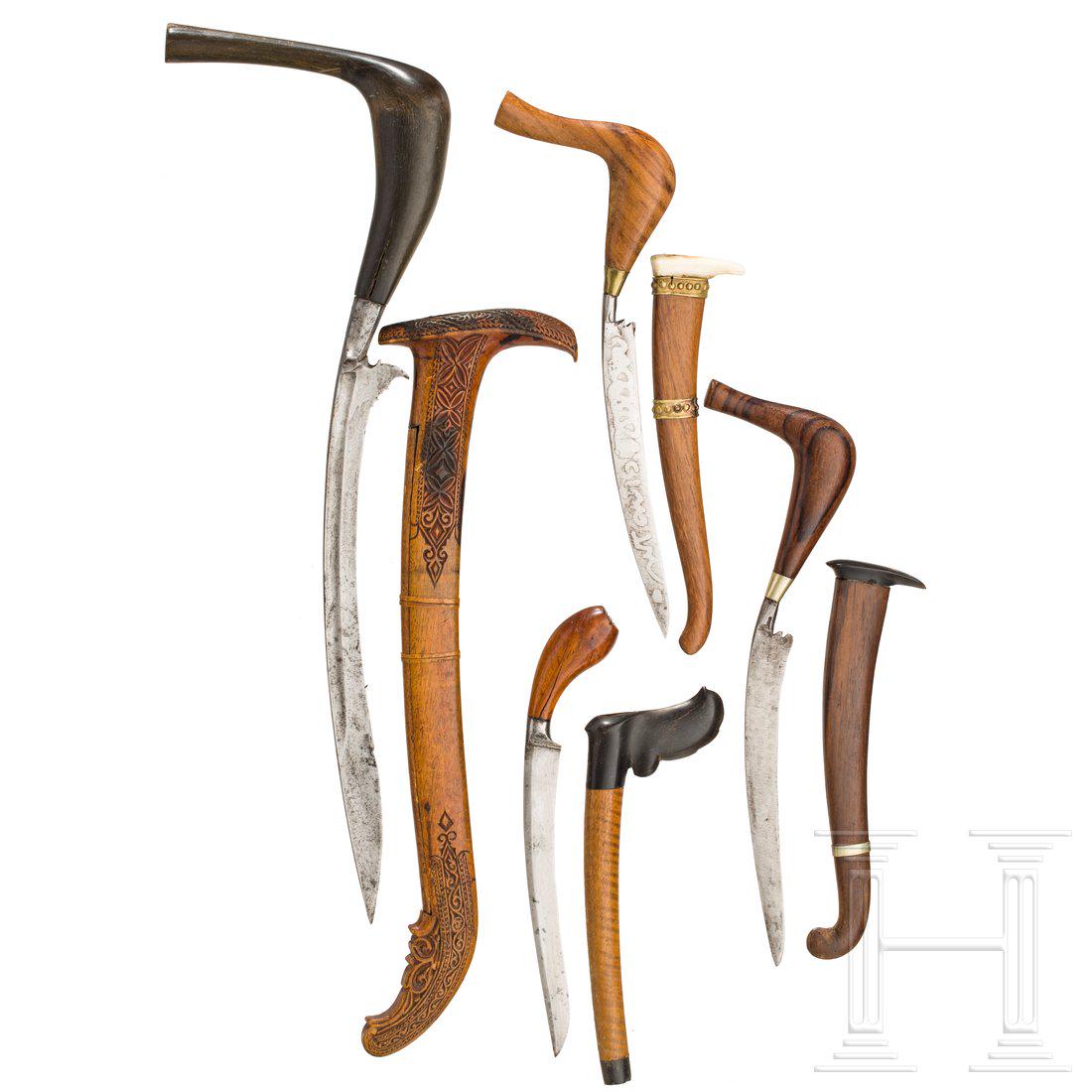 Vier Bade-Bade, Malaysia, um 1900: Unterschiedliche GrÃ¶ÃŸen mit gebogenen RÃ¼ckenklingen und gewinkelten Griffen aus Holz bzw. Horn. Jeweils zugehÃ¶rige Holzscheiden, drei Exemplare mit Mundbeschlag aus Horn bzw. Bein. LÃ¤ng