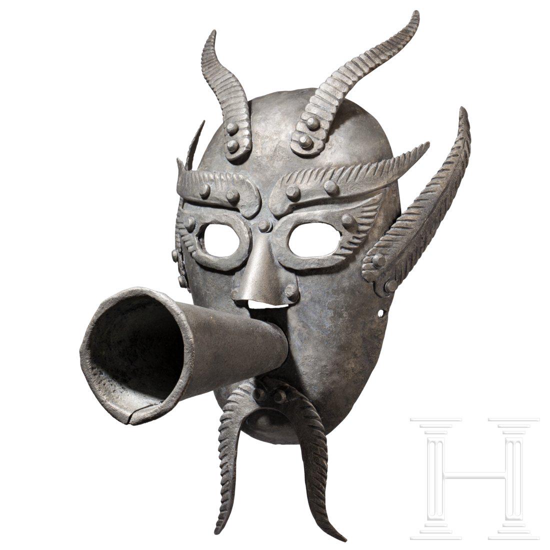 A mask of shame, replica in the style of the 17th/18th: Getriebene Gesichtsplatte aus Eisenblech, darauf angenietet zwei TeufelshÃ¶rner, Augenbrauen, Ohren und ein gegabelter Bart, statt der MundÃ¶ffnung ein eingesteckter Trichter zum Verabreichen des 