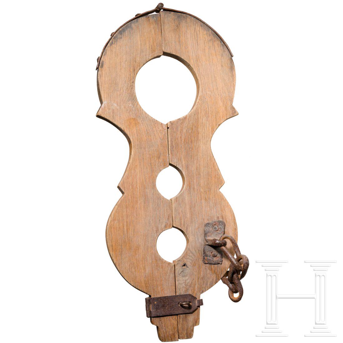 A torture instrument, collector's replica in the style: HÃ¶lzerne Konstruktion mit Ã–ffnungen fÃ¼r Hals und Handgelenke. Schmiedeeiserne Verschluss- und ScharnierbeschlÃ¤ge sowie eine Ã–se mit anhÃ¤ngendem kurzen KettenstÃ¼ck. Metallteile r