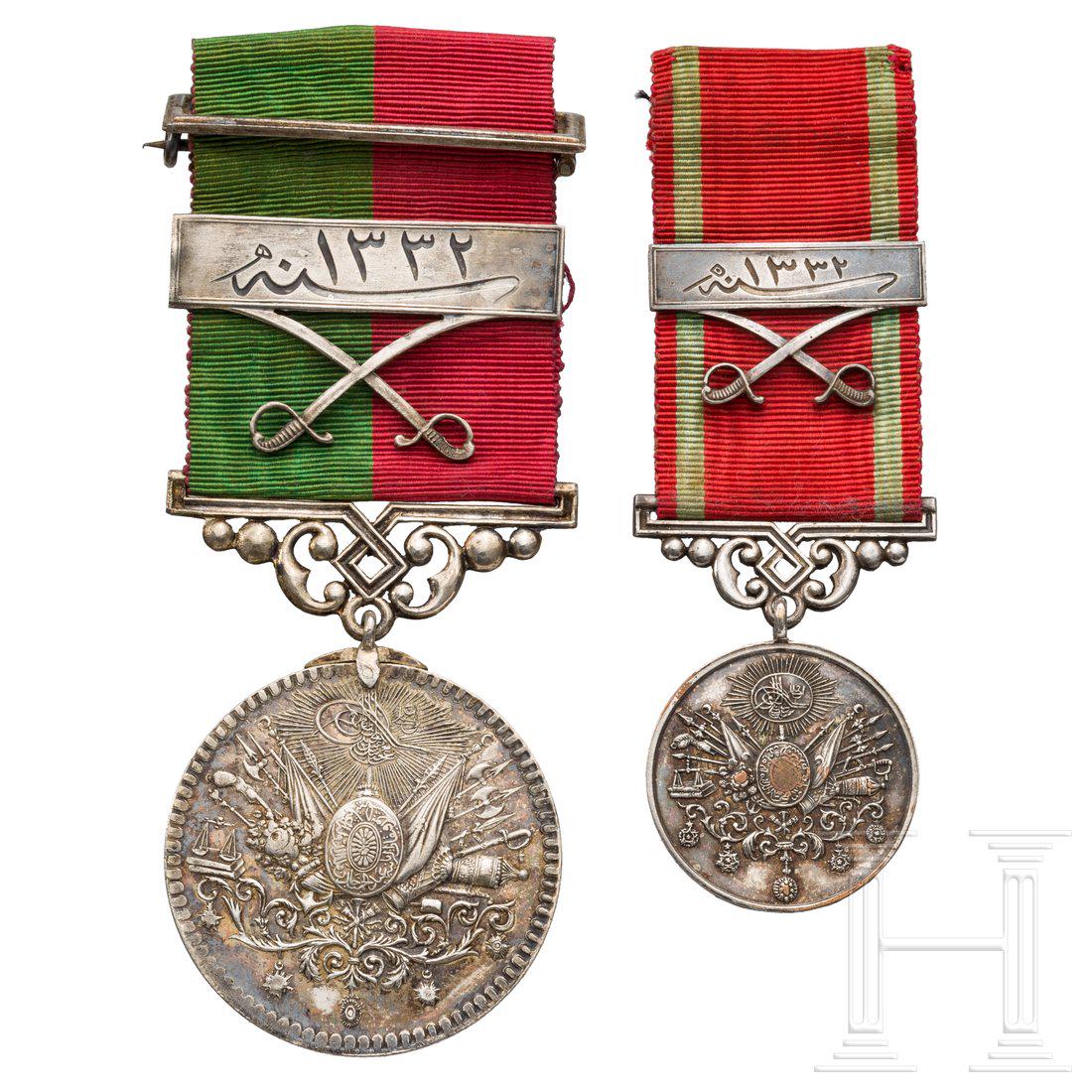 TÃ¼rkei - Silberne Imtiaz-Medaille und Liakat-Medaille: Jeweils Silber, Trageband an ornamentaler Bandagraffe, aufgelegte SÃ¤belspange fÃ¼r militÃ¤rische Verdienste mit arabischer Datierung 1332 (= 1914). Condition: II