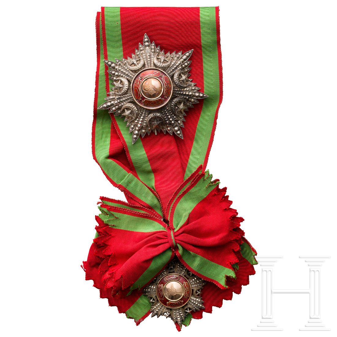 TÃ¼rkei - Kaiserlich osmanischer Mecidiye-Orden -: Jeweils tÃ¼rkische Fertigungen aus Silber mit rs. Halbmondmarke, die goldenen, rot emaillierten Medaillons mit Tugra des Sultans AbdÃ¼lmecids (1839-61) und dem Stiftungsjahr 1852. Die SchÃ¤rpend