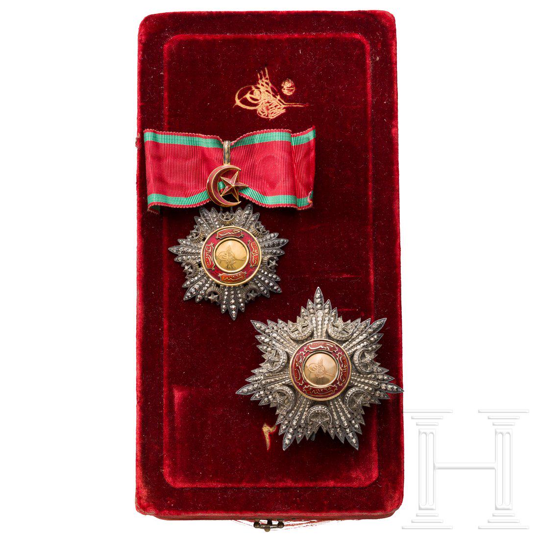 TÃ¼rkei - Kaiserlich osmanischer Mecidiye-Orden -: Jeweils tÃ¼rkische Fertigungen aus Silber mit rs. Halbmondmarke, die goldenen, rot emaillierten Medaillons mit Tugra des Sultans AbdÃ¼lmecids (1839-61) und dem Stiftungsjahr 1852. Halsdekoration a